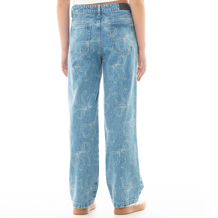 JEAN PARA NIÑAS BOTA RECTA CON ESTAMPADO DE LAZOS