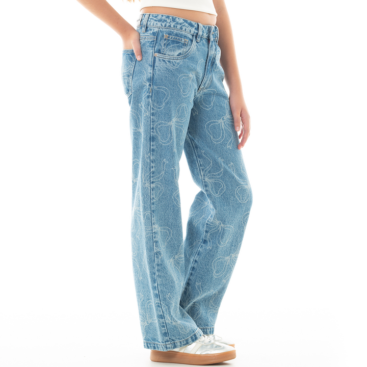 JEAN PARA NIÑAS BOTA RECTA CON ESTAMPADO DE LAZOS