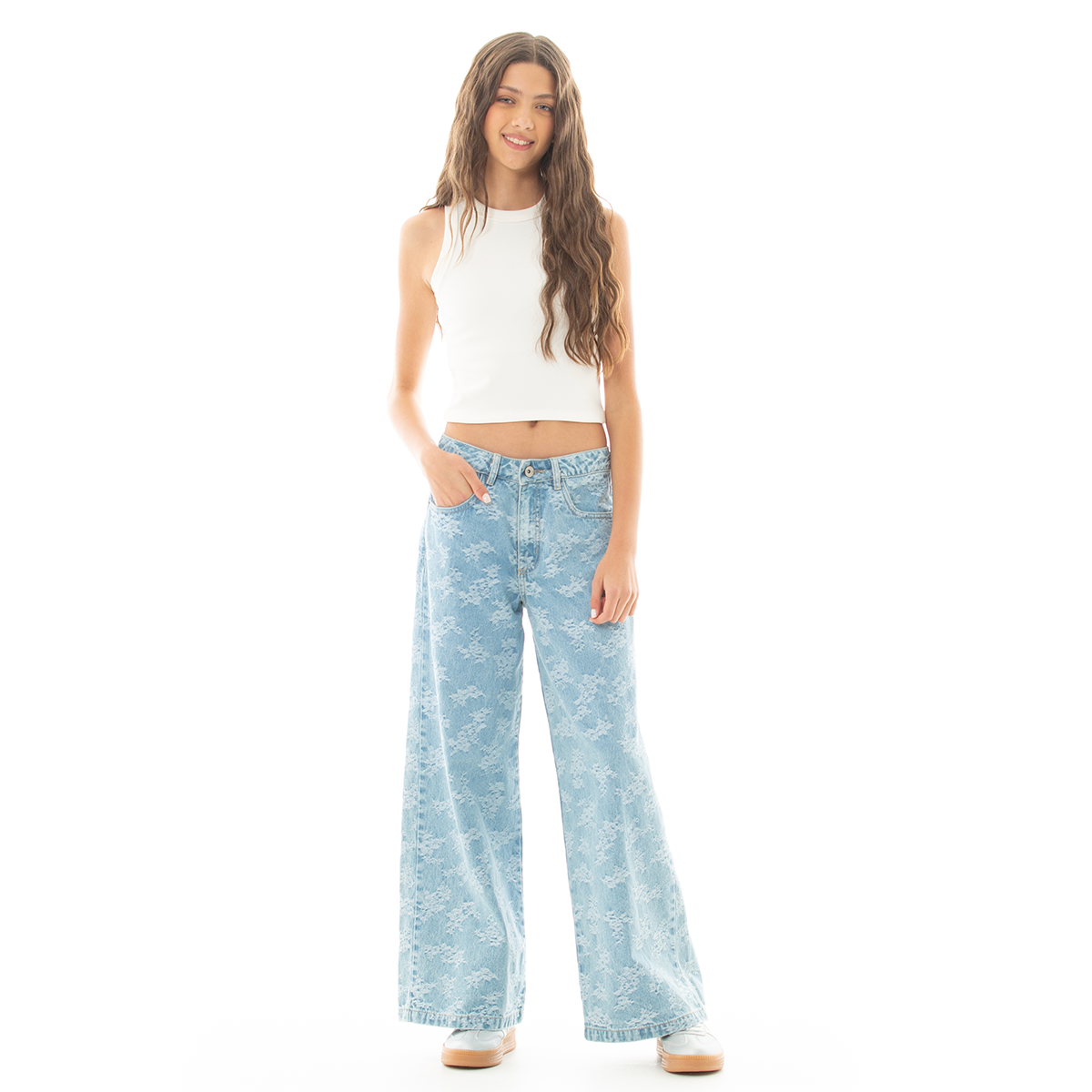 Jean para niñas wide leg en denim claro jacquard floral
