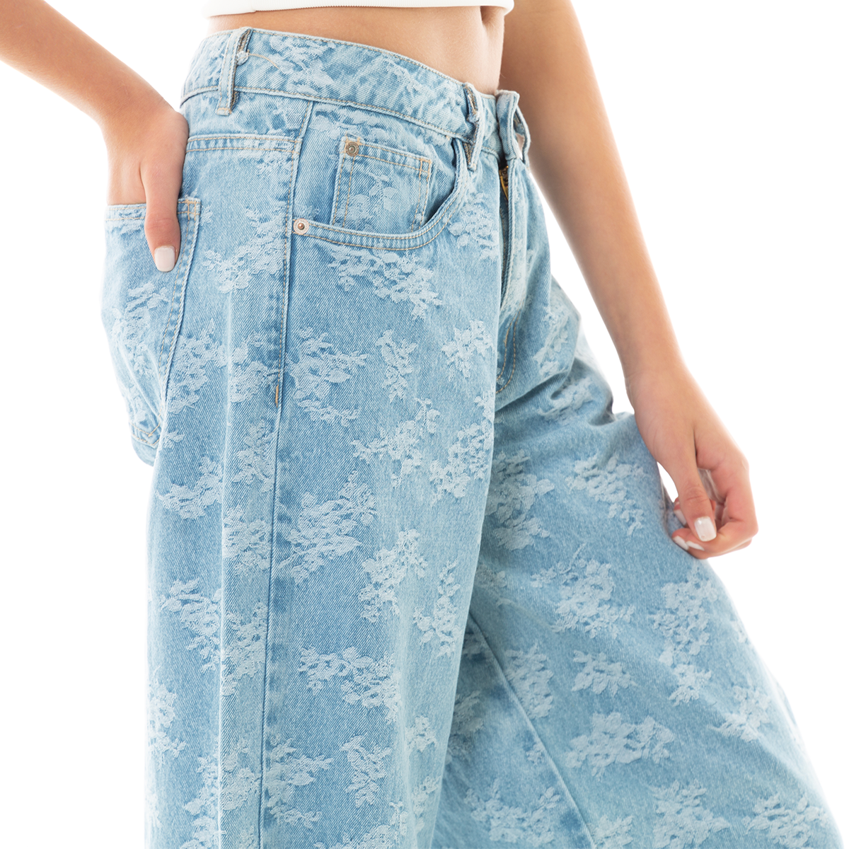 Jean para niñas wide leg en denim claro jacquard floral