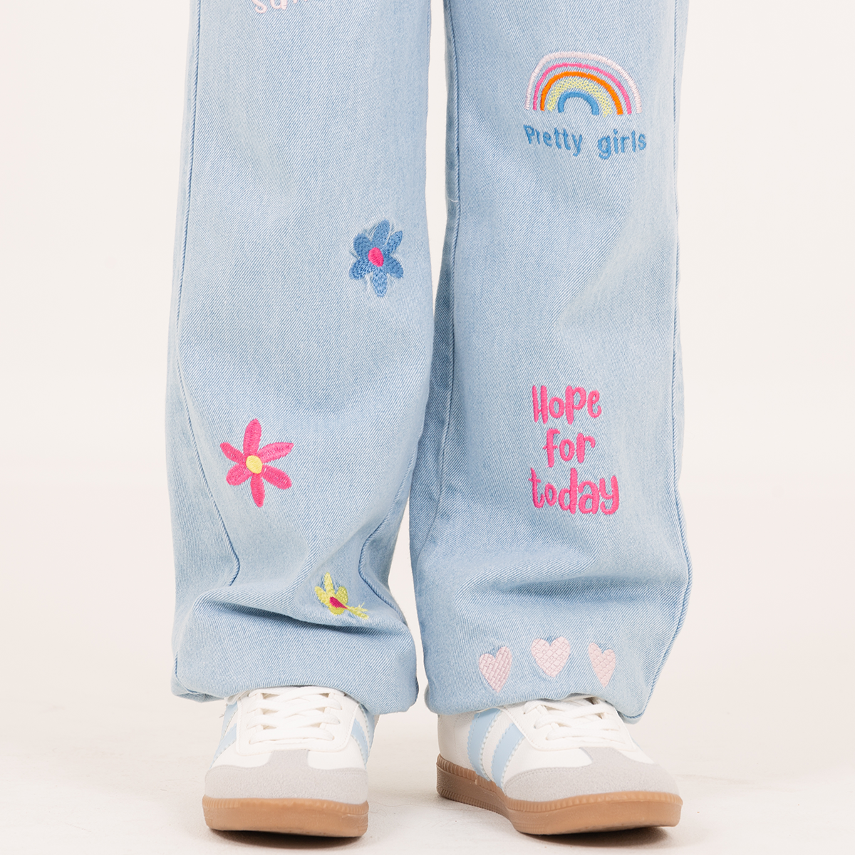 Jean para niñas bota recta con diseños bordados
