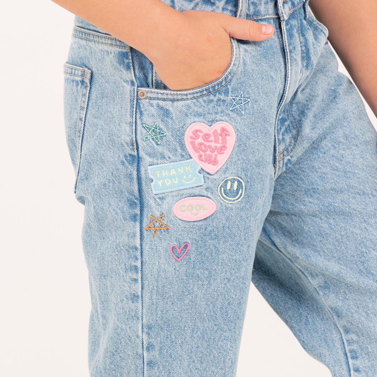 Jean para niñas con detalles bordados – Azul claro