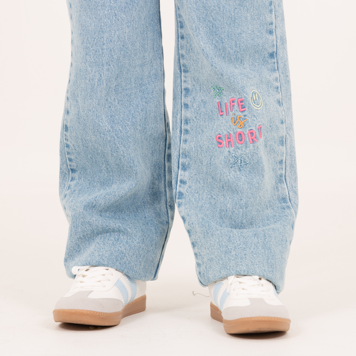 Jean para niñas con detalles bordados – Azul claro