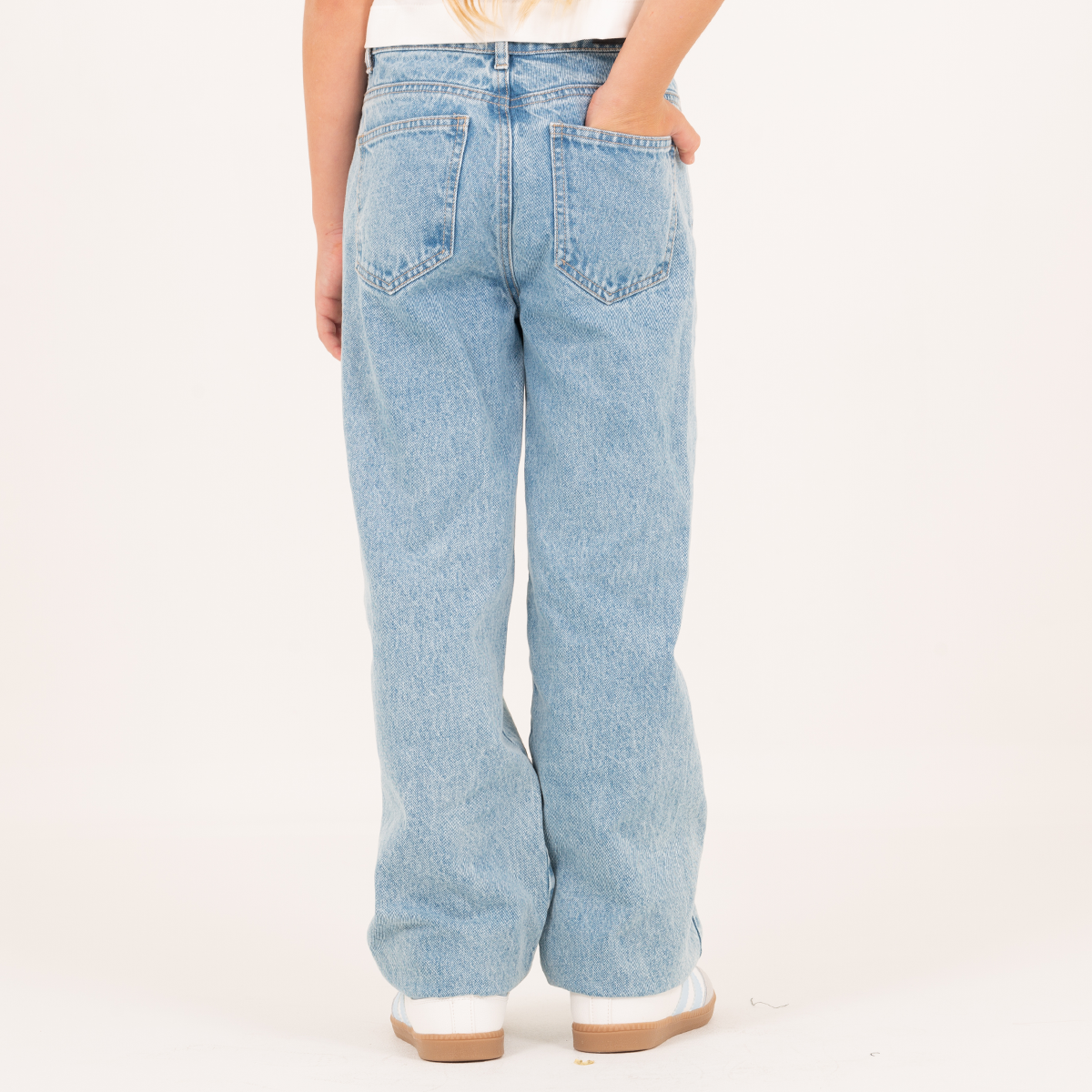 Jean para niñas con detalles bordados – Azul claro