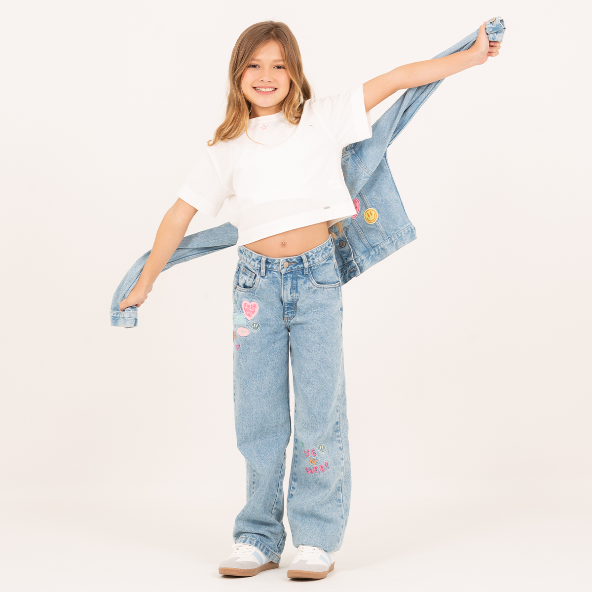 Jean para niñas con detalles bordados – Azul claro