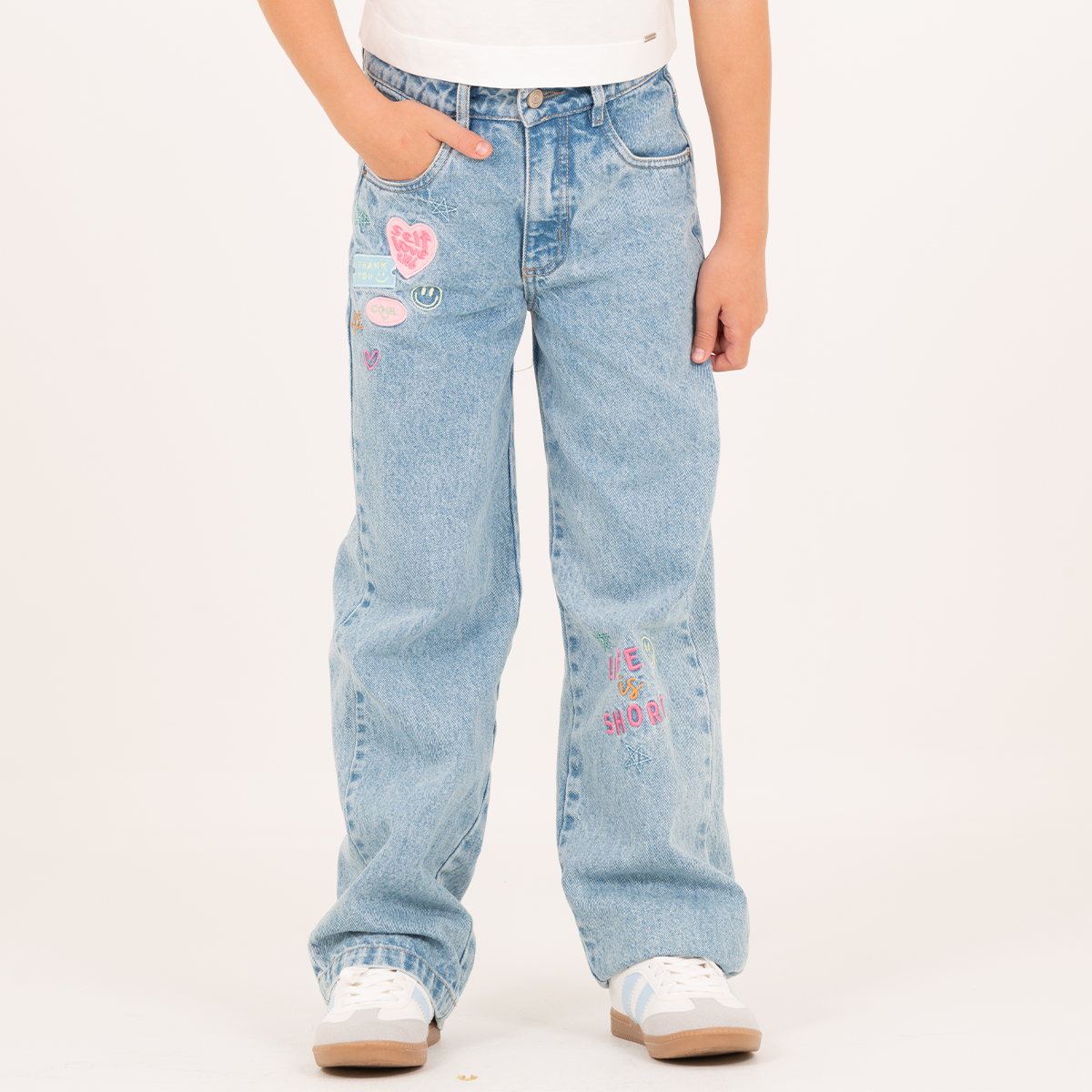 Jean para niñas con detalles bordados – Azul claro
