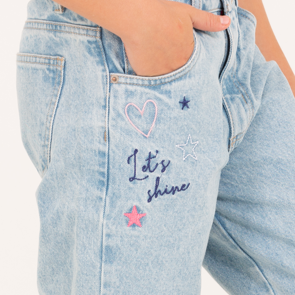 Jean para niñas con detalles bordados
