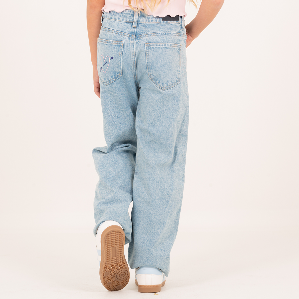 Jean para niñas con detalles bordados