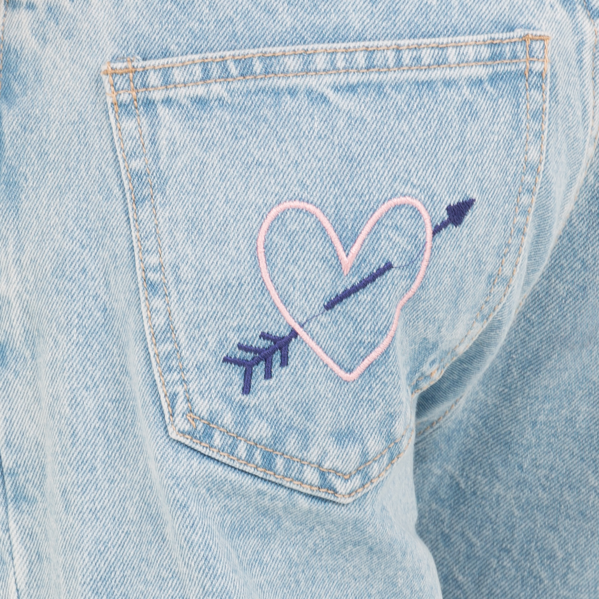 Jean para niñas con detalles bordados