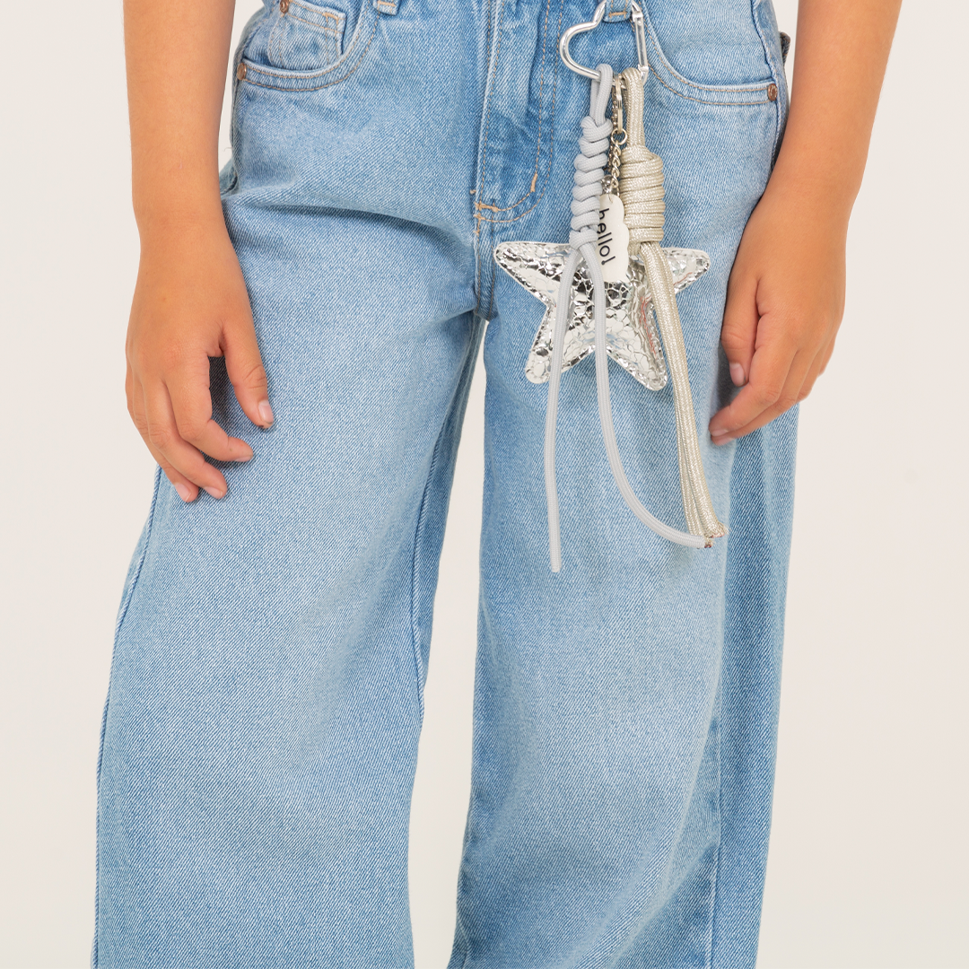 Jean para niñas con accesorio de charm - Azul