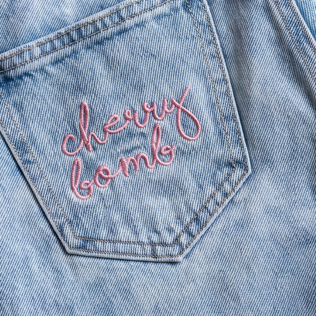 Jean para niñas con diseño bordado - Azul