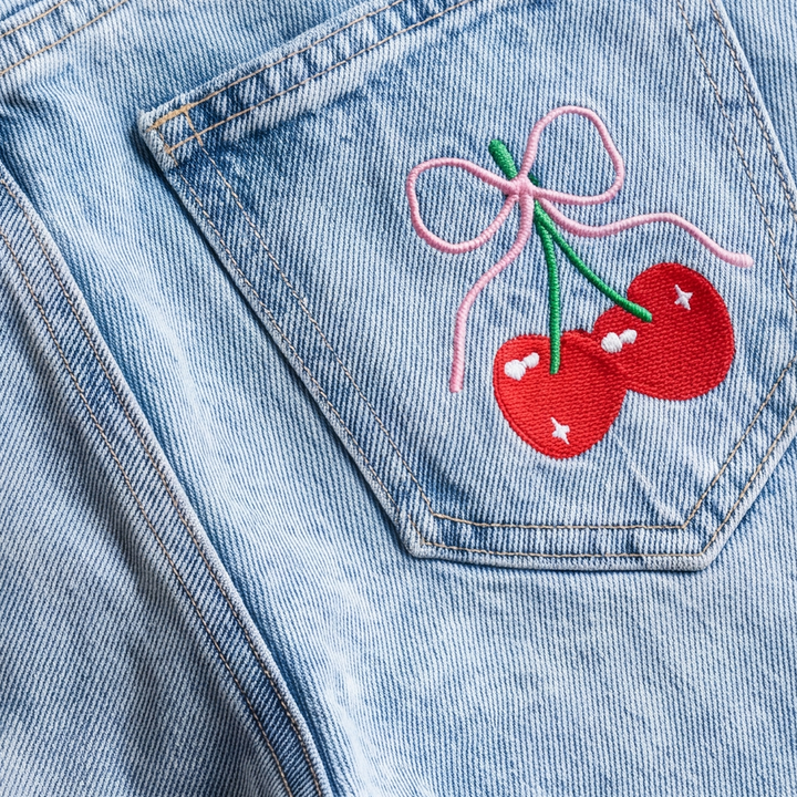Jean para niñas con diseño bordado - Azul
