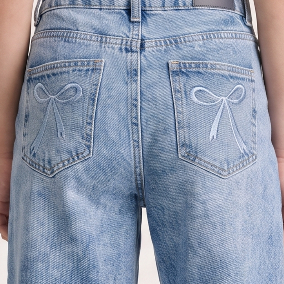 JEAN PARA NIÑAS CON DISEÑO DE MOÑOS BORDADOS