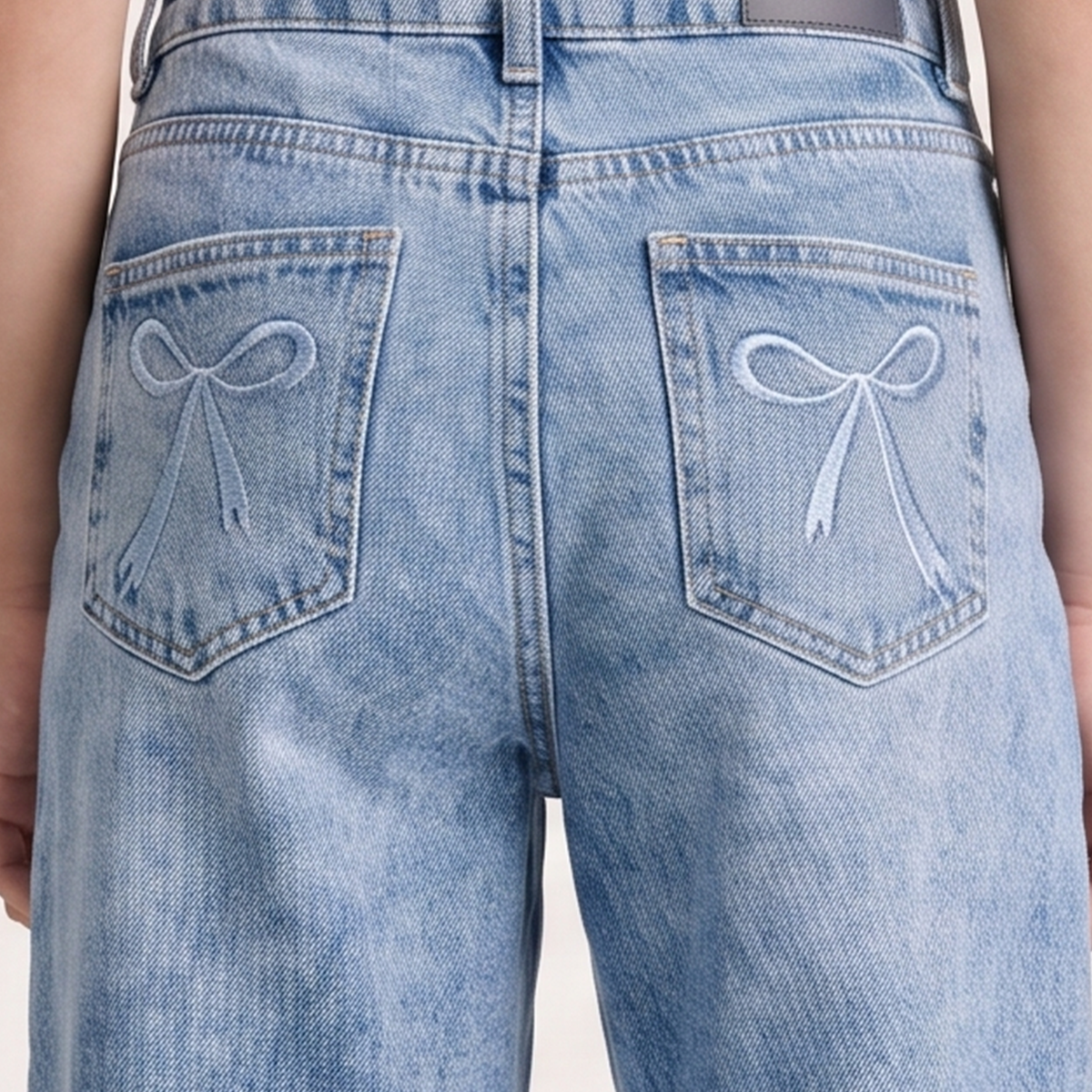 Jean para niñas con diseño de lazo bordado - Azul