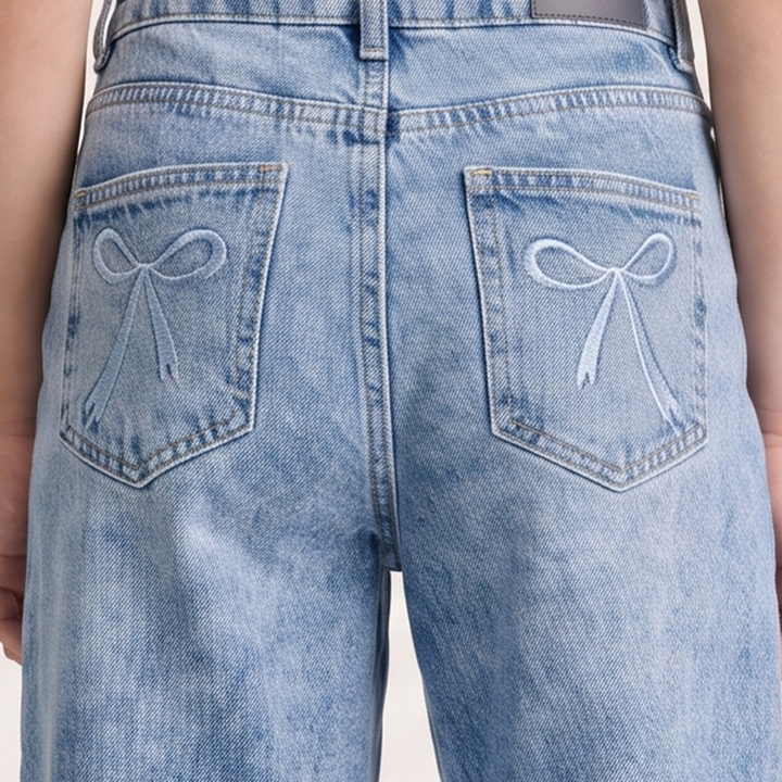 JEAN PARA NIÑAS CON DISEÑO DE MOÑOS BORDADOS