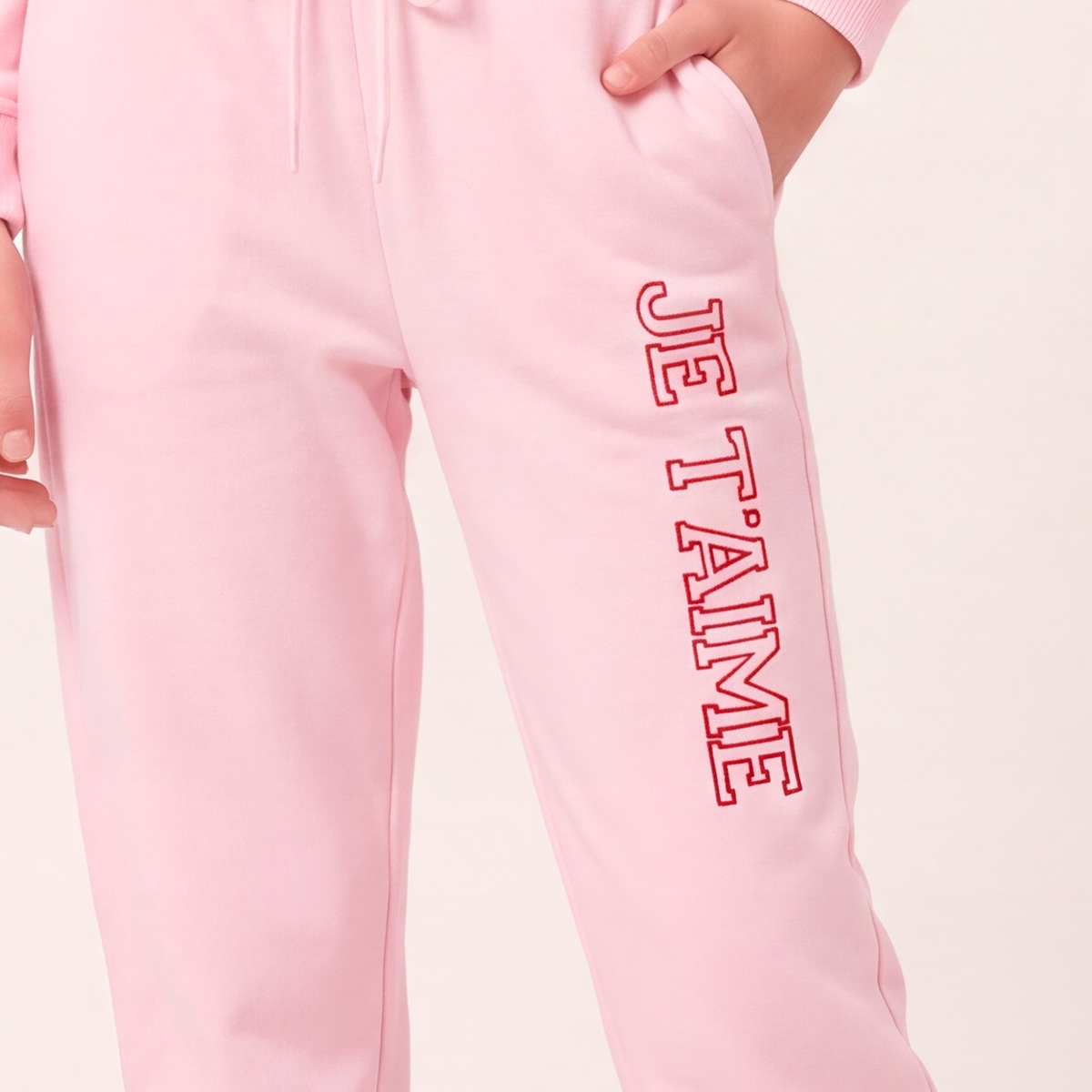 Jogger para niñas con diseño bordado - Rosado