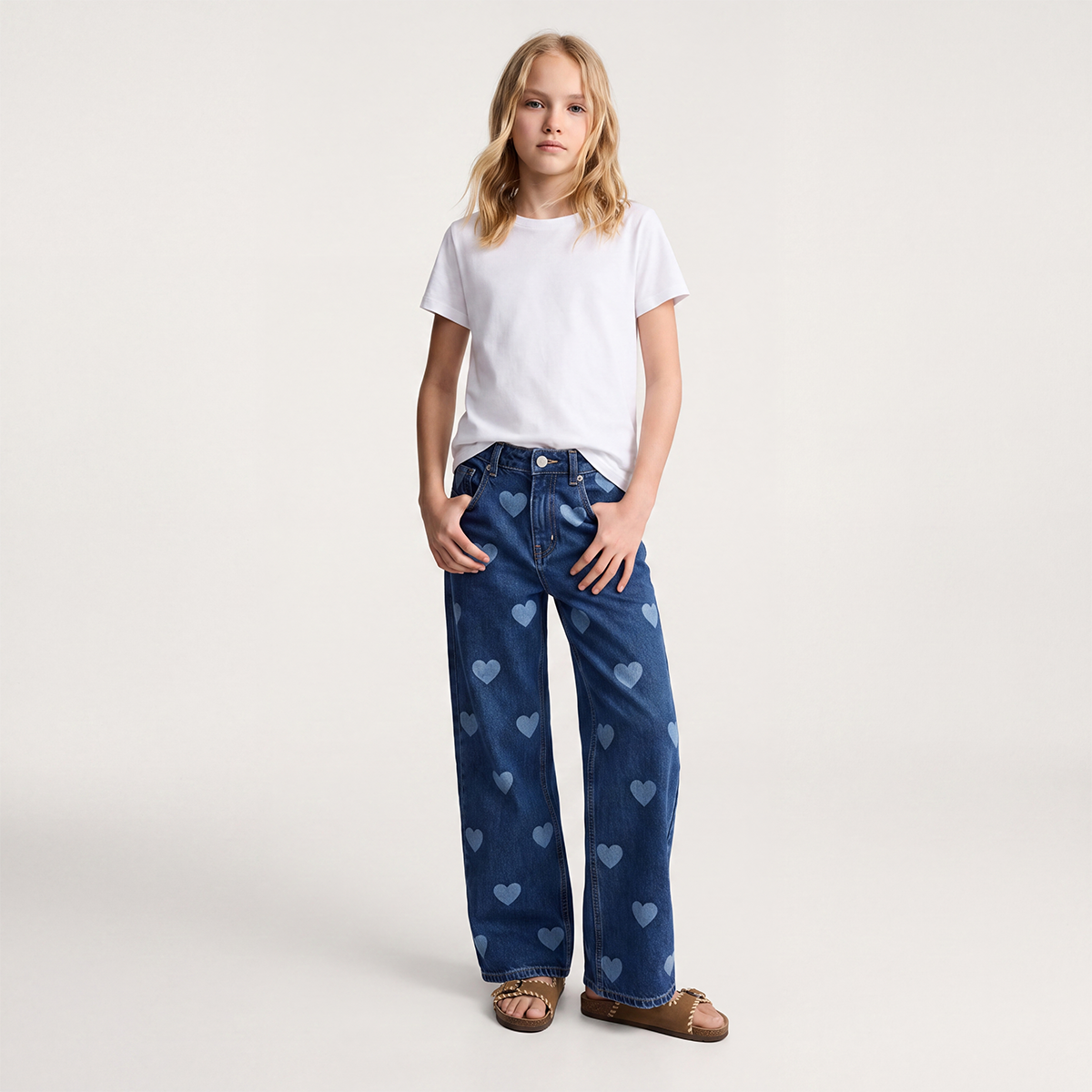 Jean para niñas bota recta con diseño de corazones - Azul