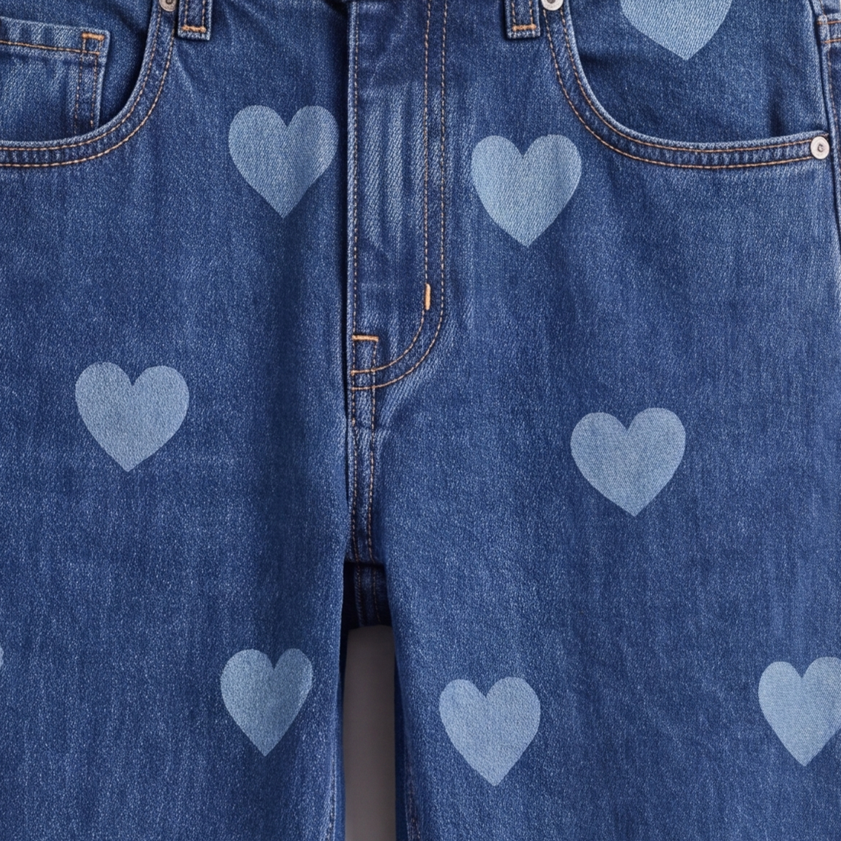 Jean para niñas bota recta con diseño de corazones - Azul
