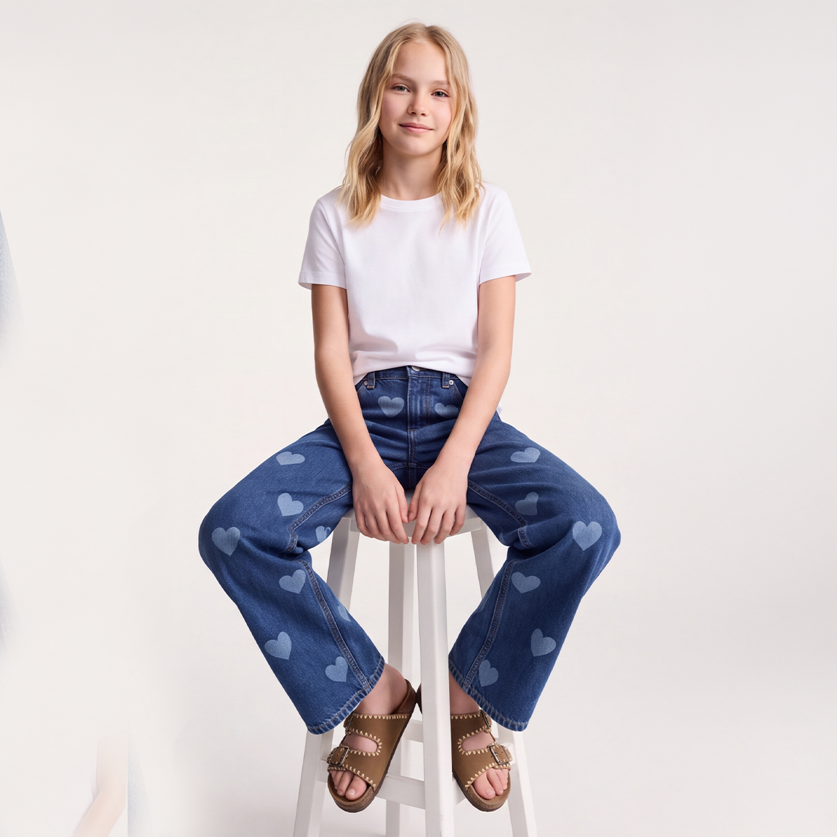 Jean para niñas bota recta con diseño de corazones - Azul