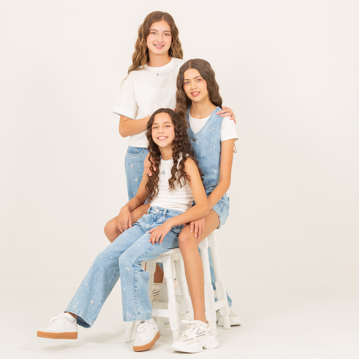 Jean para niñas bota recta con diseños bordados – Azul