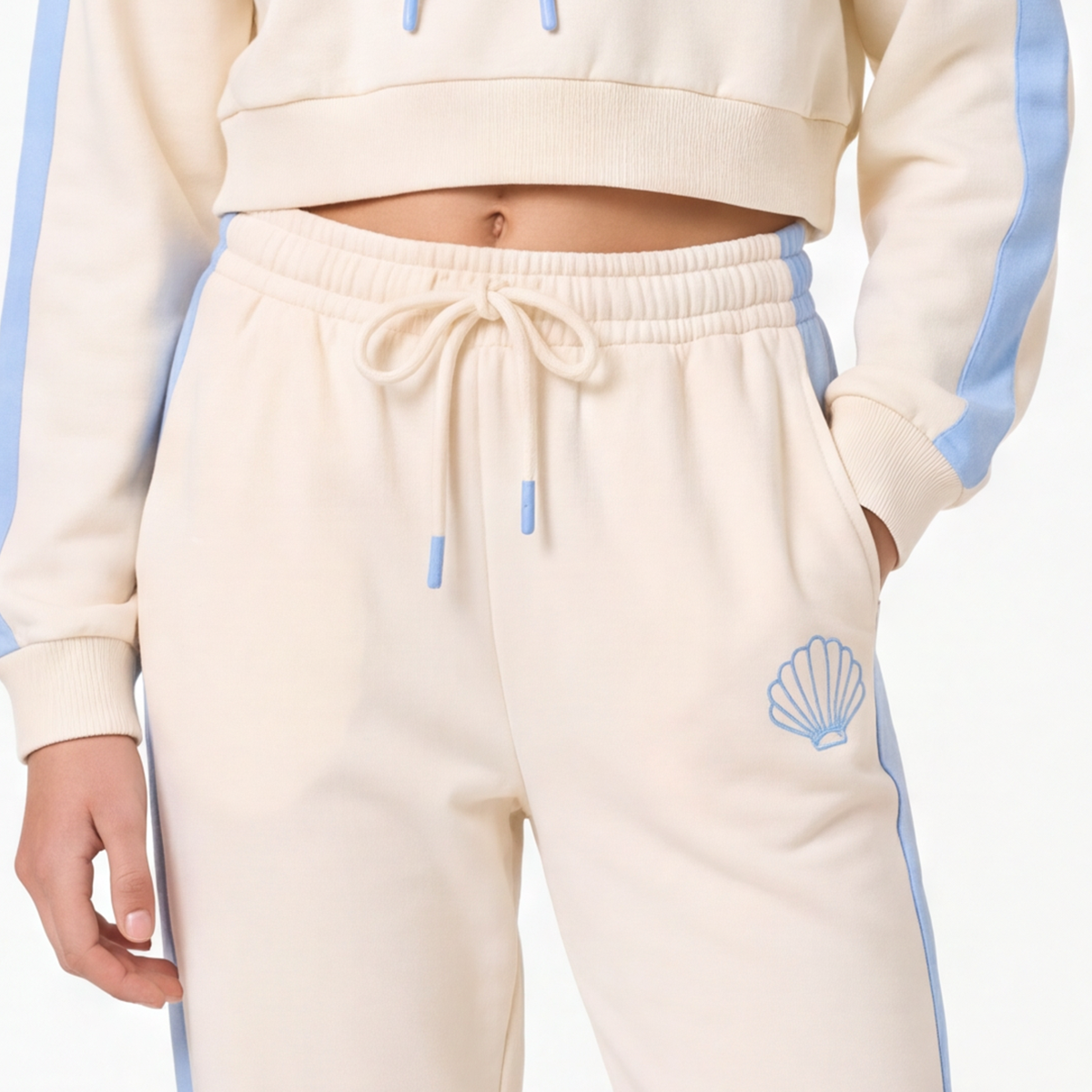 Jogger para niñas con diseño de concha marina bordada – Off white