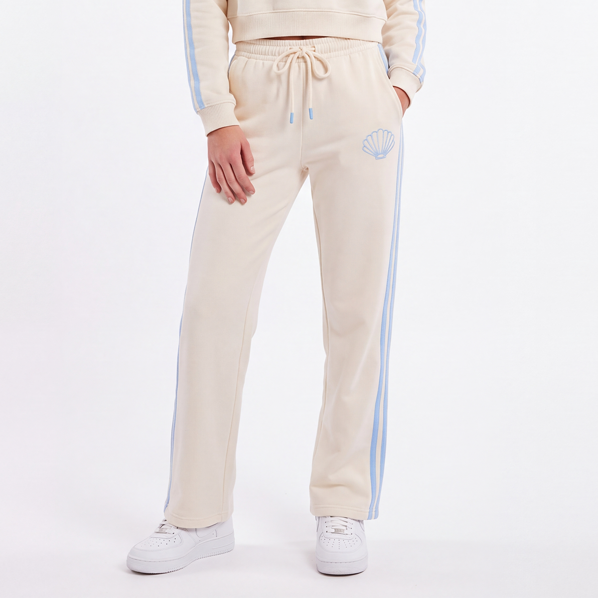 Jogger para niñas con diseño de concha marina bordada – Off white