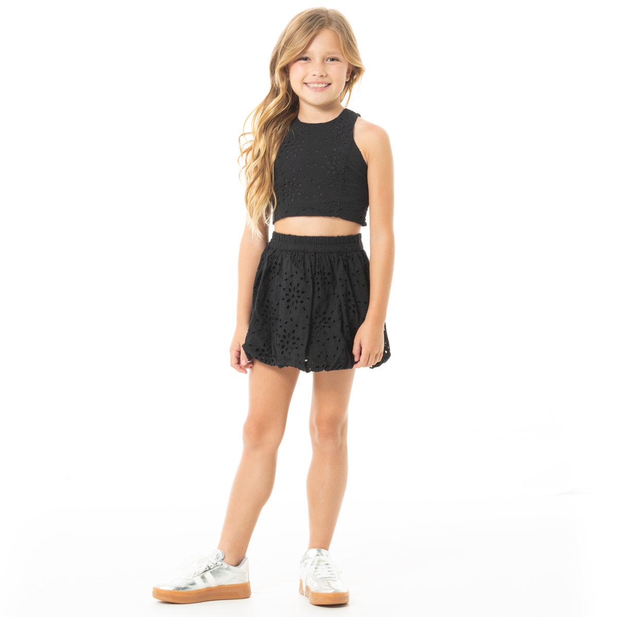 CONJUNTO PARA NIÑAS CROP TOP Y FALDA-SHORT EN OJALILLO