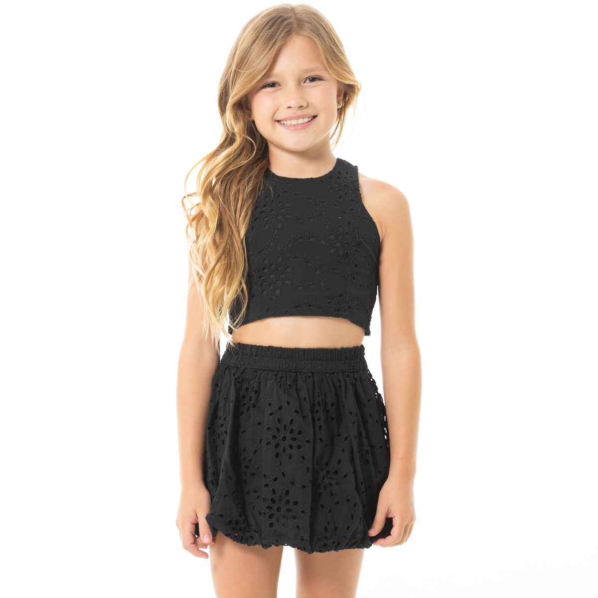 CONJUNTO PARA NIÑAS CROP TOP Y FALDA-SHORT EN OJALILLO