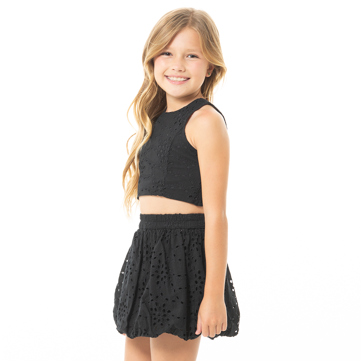 CONJUNTO PARA NIÑAS CROP TOP Y FALDA-SHORT EN OJALILLO