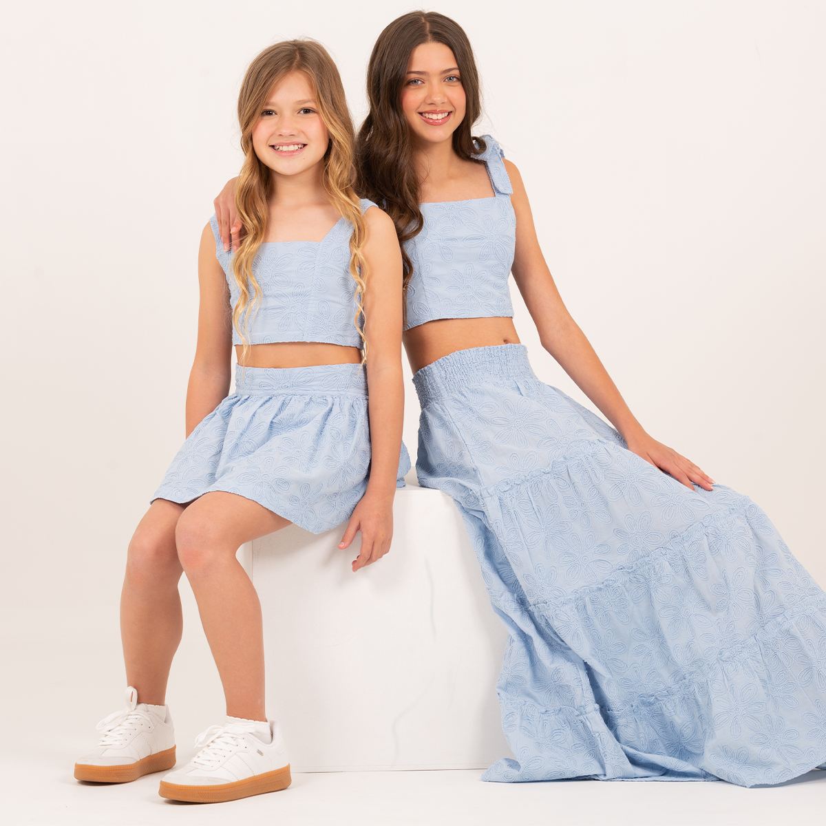 Falda para niñas larga con diseño de ojalillo - Azul claro