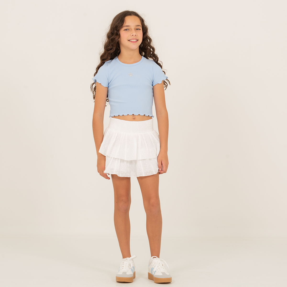 Falda short para niñas con capas y detalles bordados