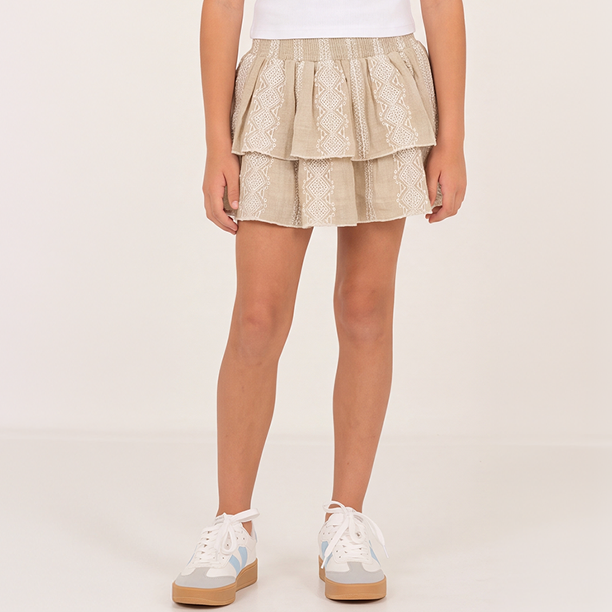 Falda short para niñas con diseños bordados