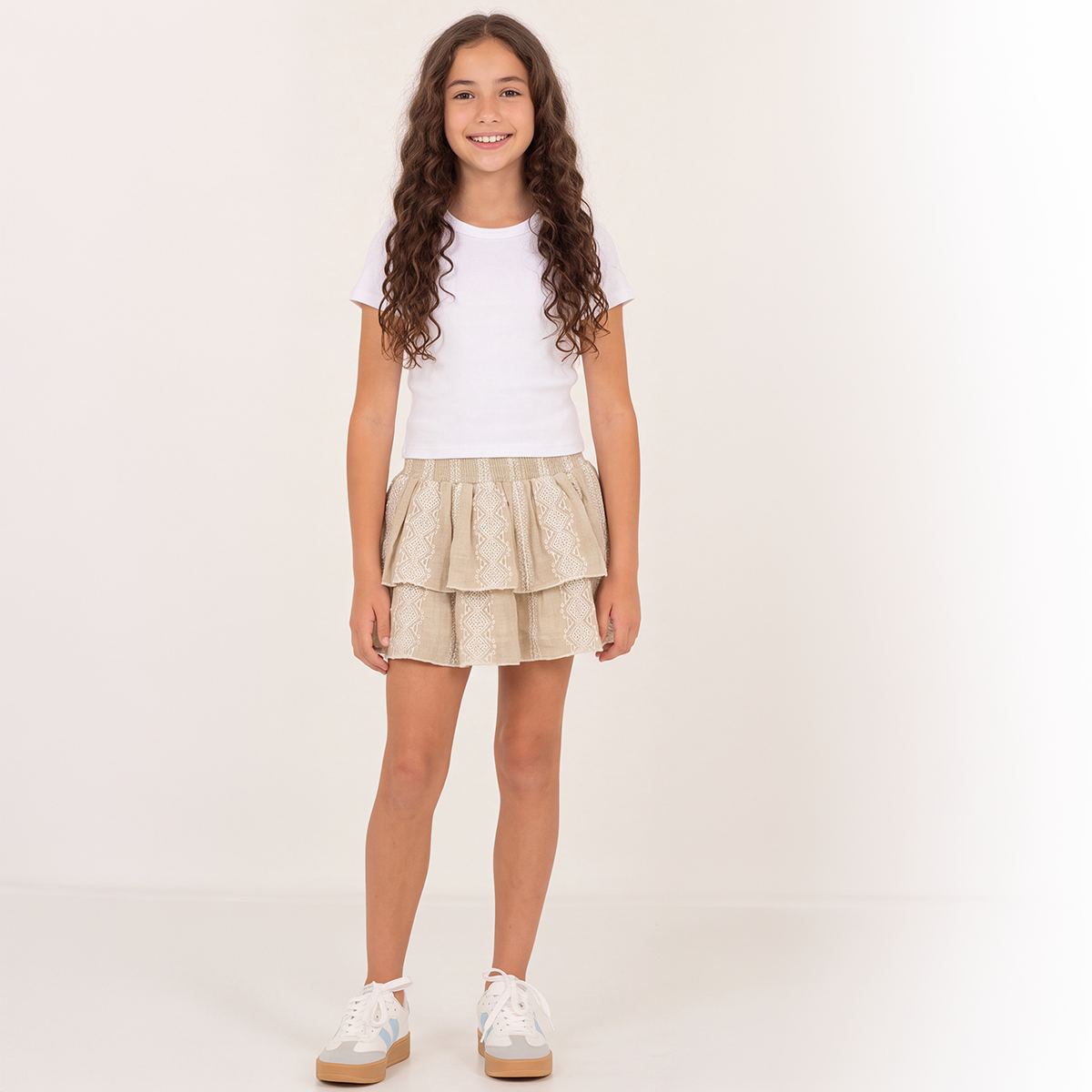 Falda short para niñas con diseños bordados
