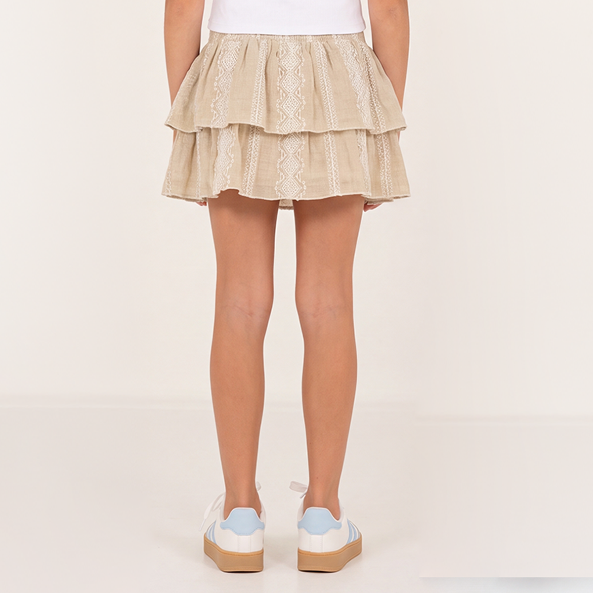 Falda short para niñas con diseños bordados
