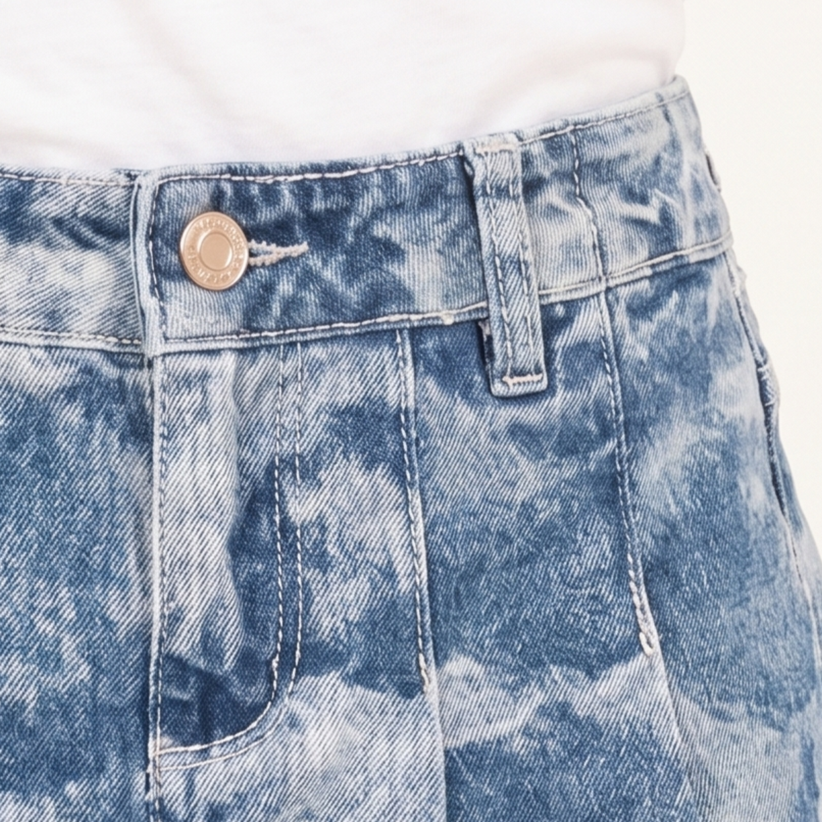 Falda short para niñas en denim con diseño jacquar