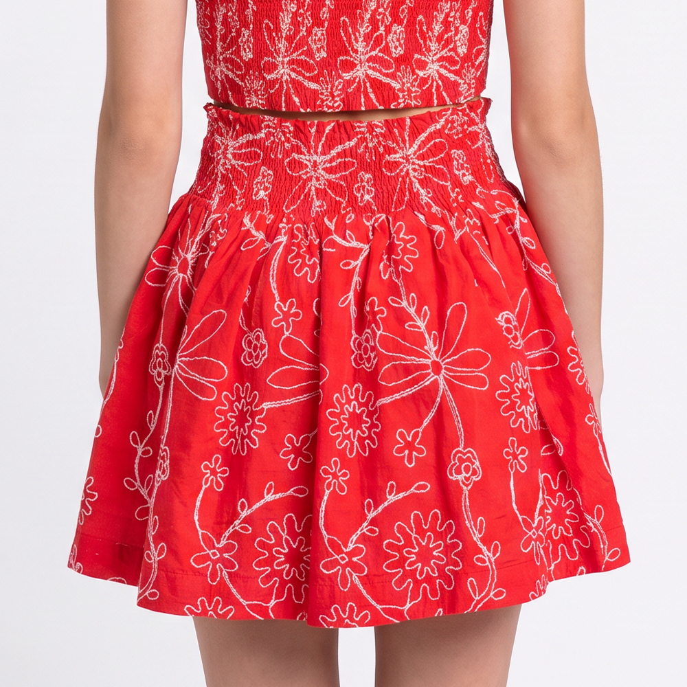 Falda short para niñas con diseño bordado color rojo