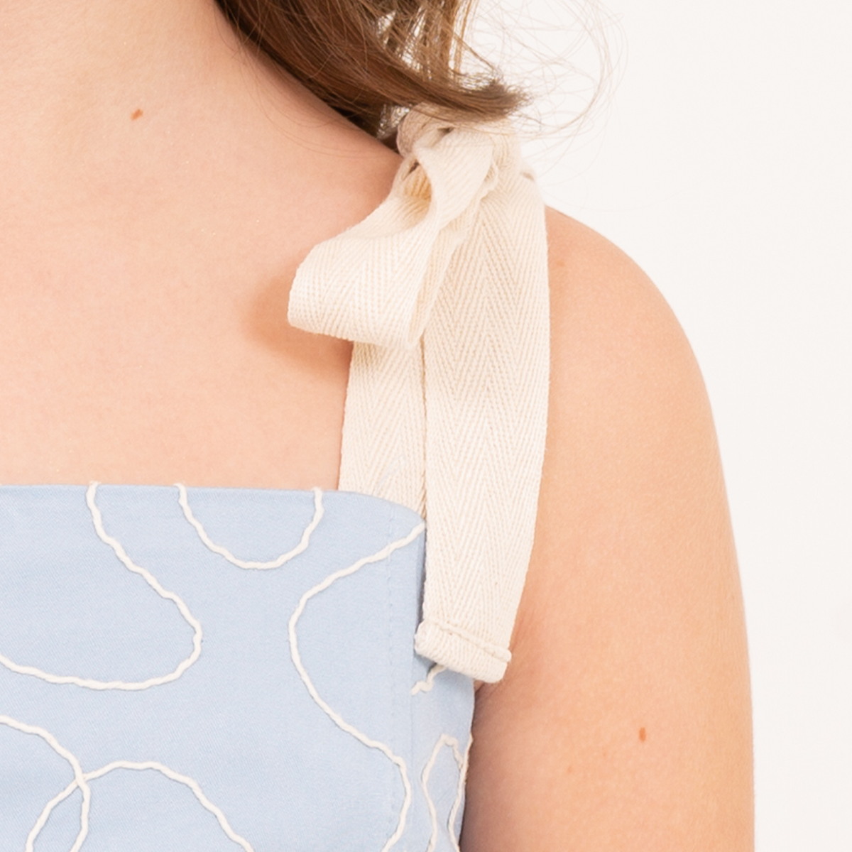 Vestido para niñas corto con diseño bordado  – Azul claro