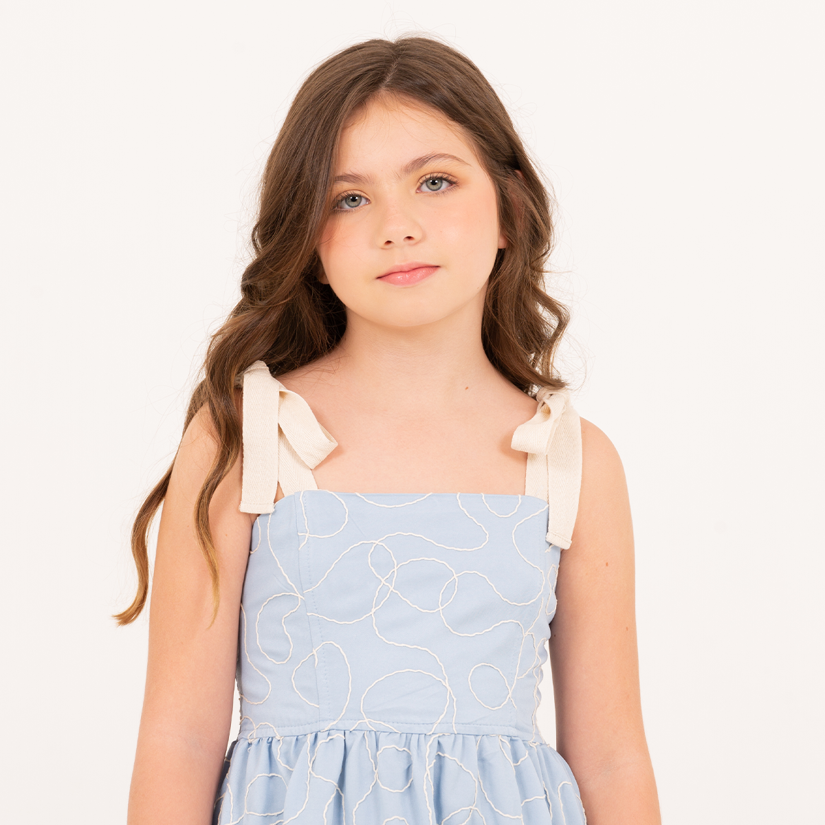 Vestido para niñas corto con diseño bordado  – Azul claro