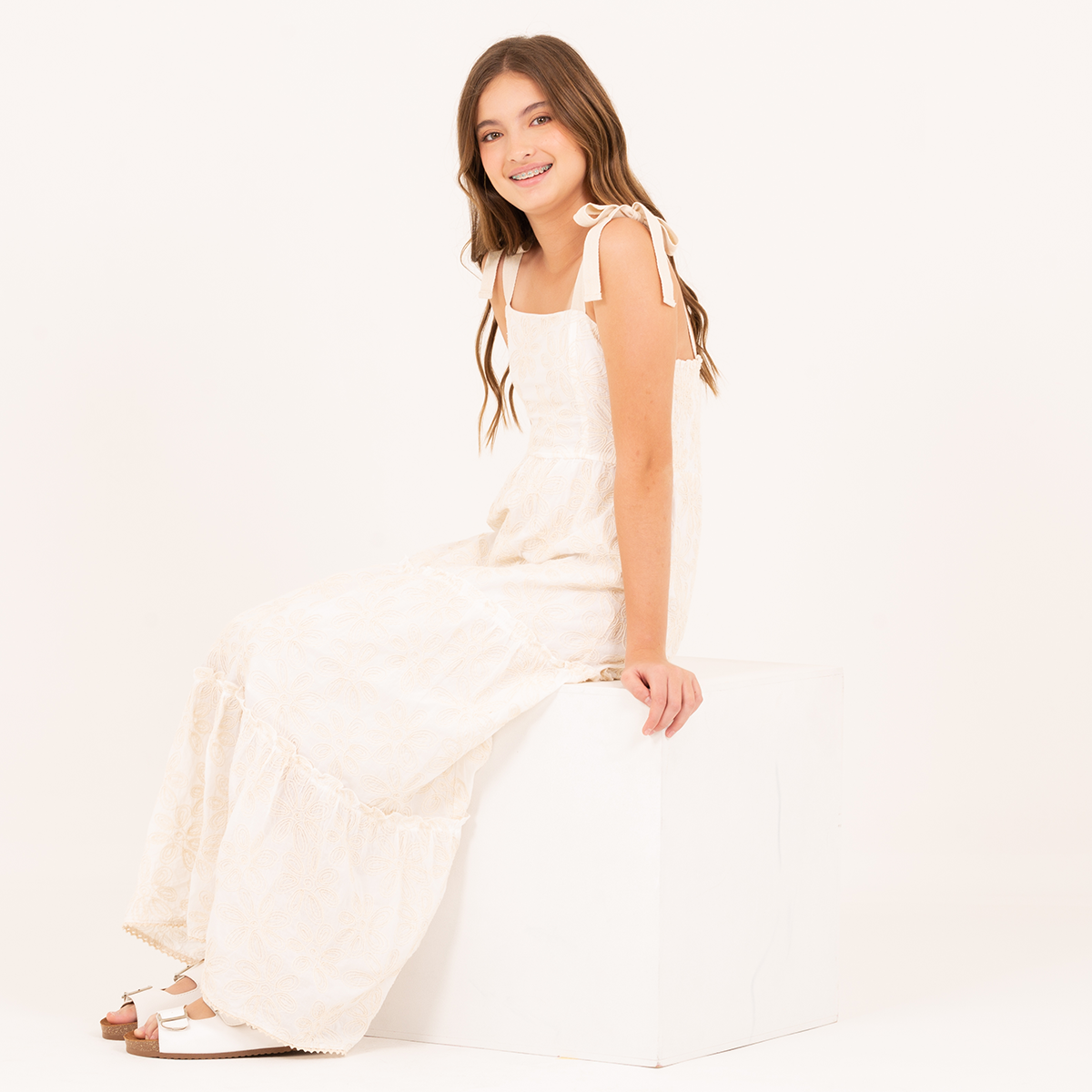 Vestido para niñas maxi bordado tono a tono – Marfil