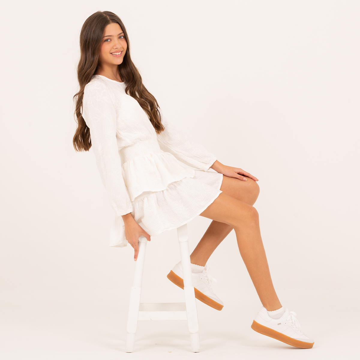 Vestido para niñas blanco con diseño floral texturizado - Tono a tono