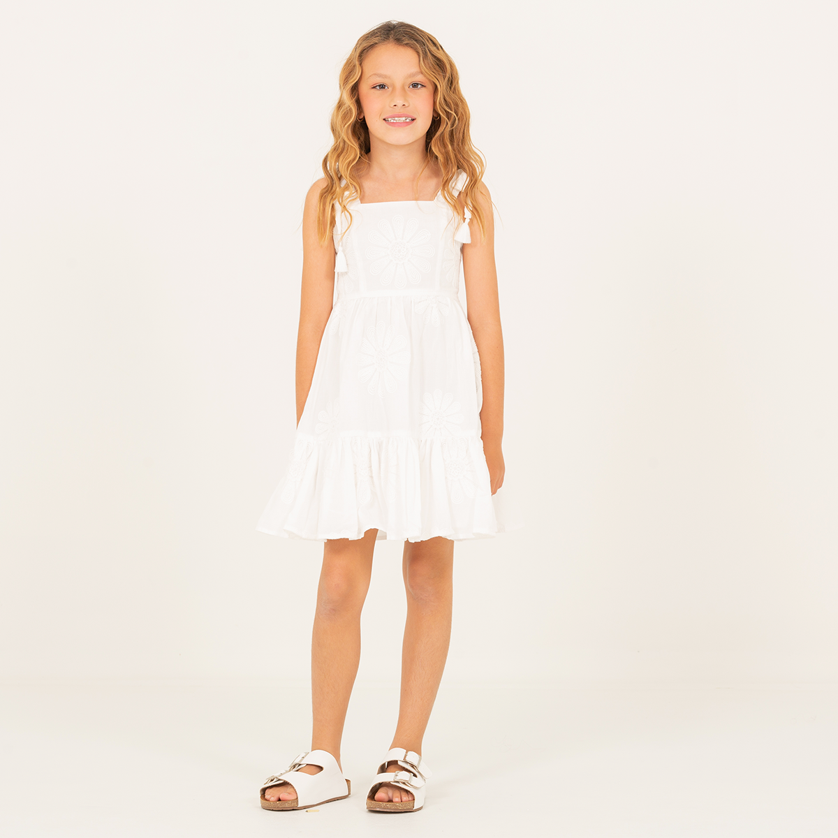Vestido para niñas con diseño bordado – Blanco