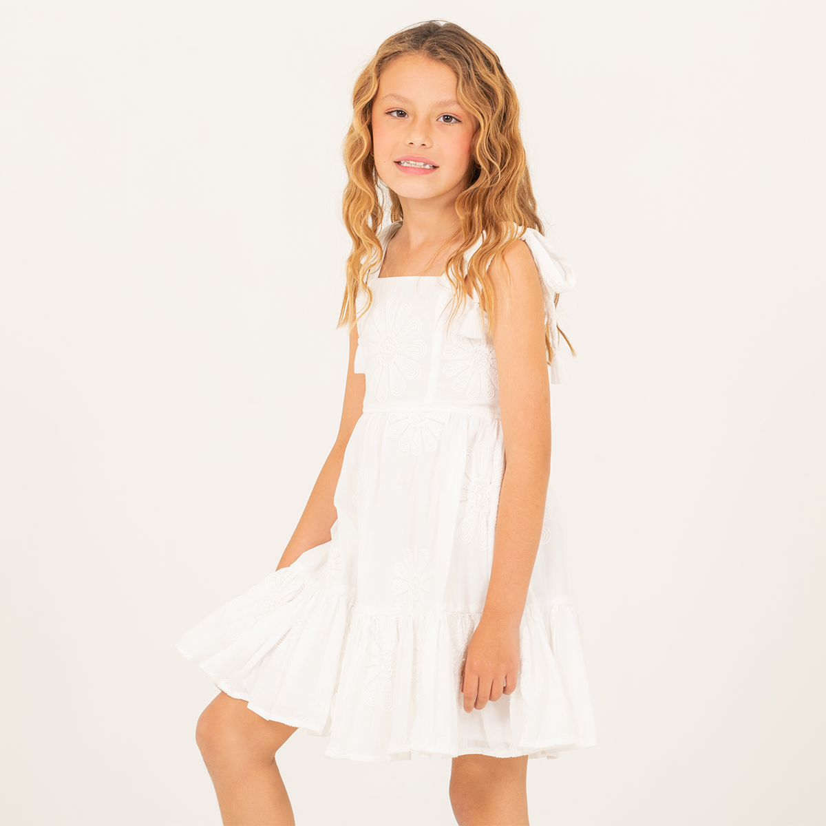 Vestido para niñas con diseño bordado – Blanco