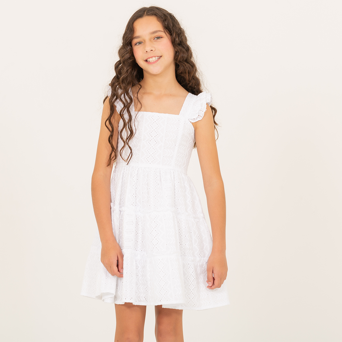 Vestido para niñas con diseño en ojalillo