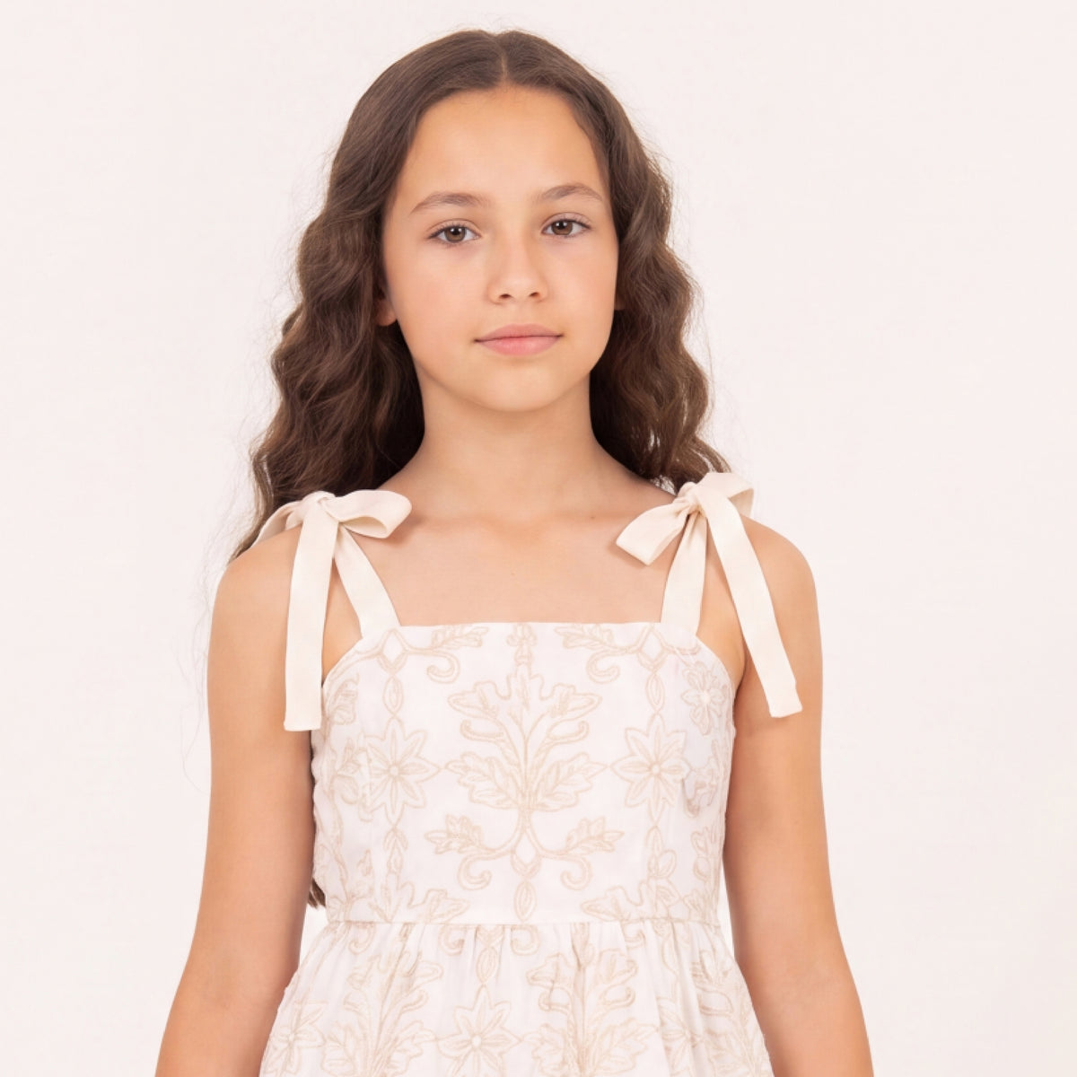Vestido para niñas bordado tono a tono – Marfil