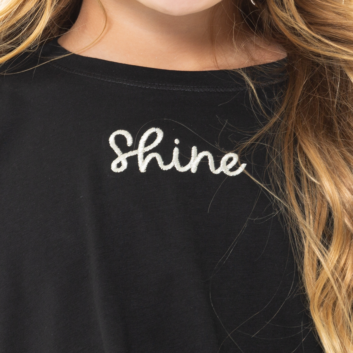 CAMISETA PARA NIÑAS CON DISEÑO BORDADO