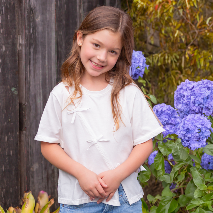 CAMISETA PARA NIÑAS CON APLIQUE DE MOÑOS