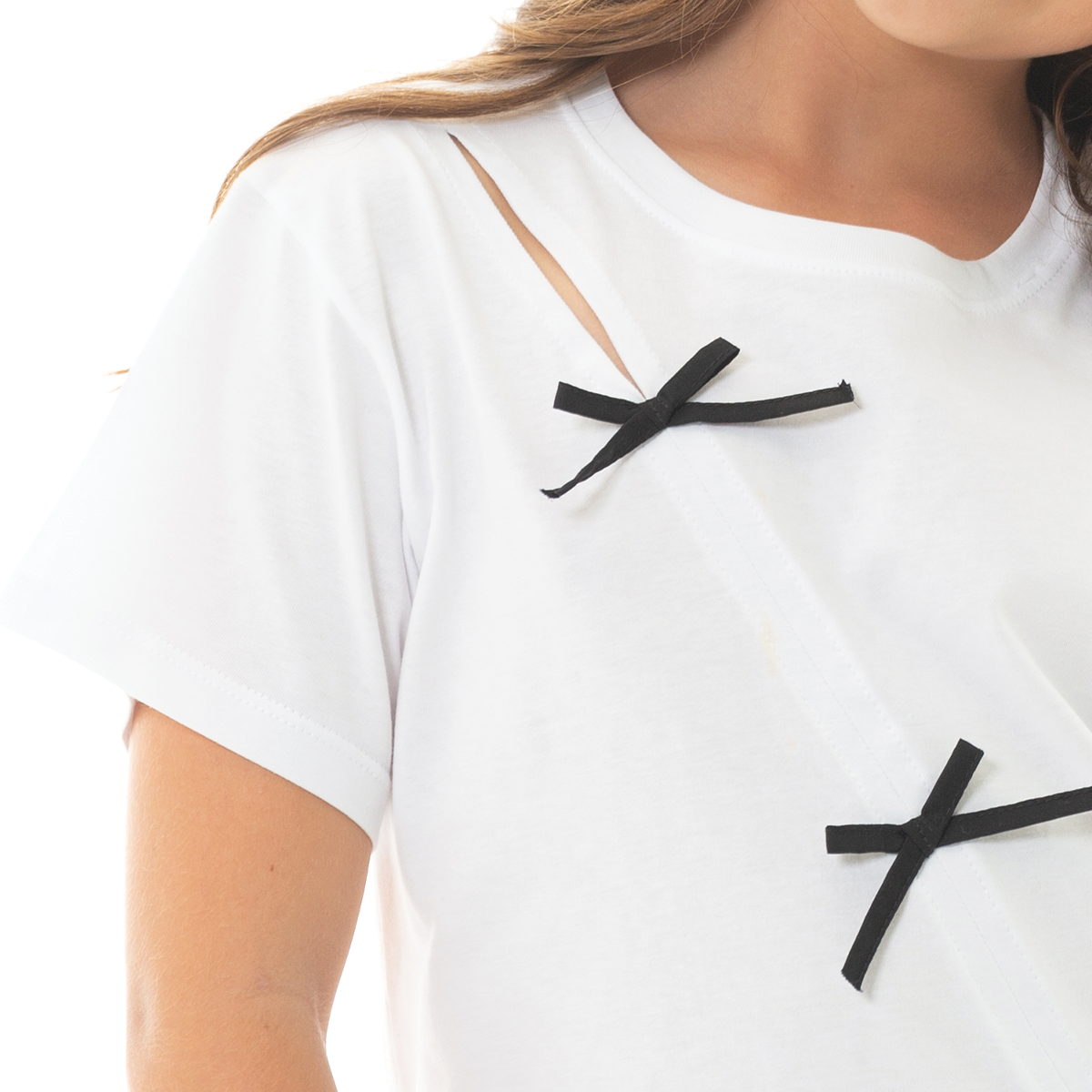 CAMISETA PARA NIÑAS CON LAZOS DECORATIVOS