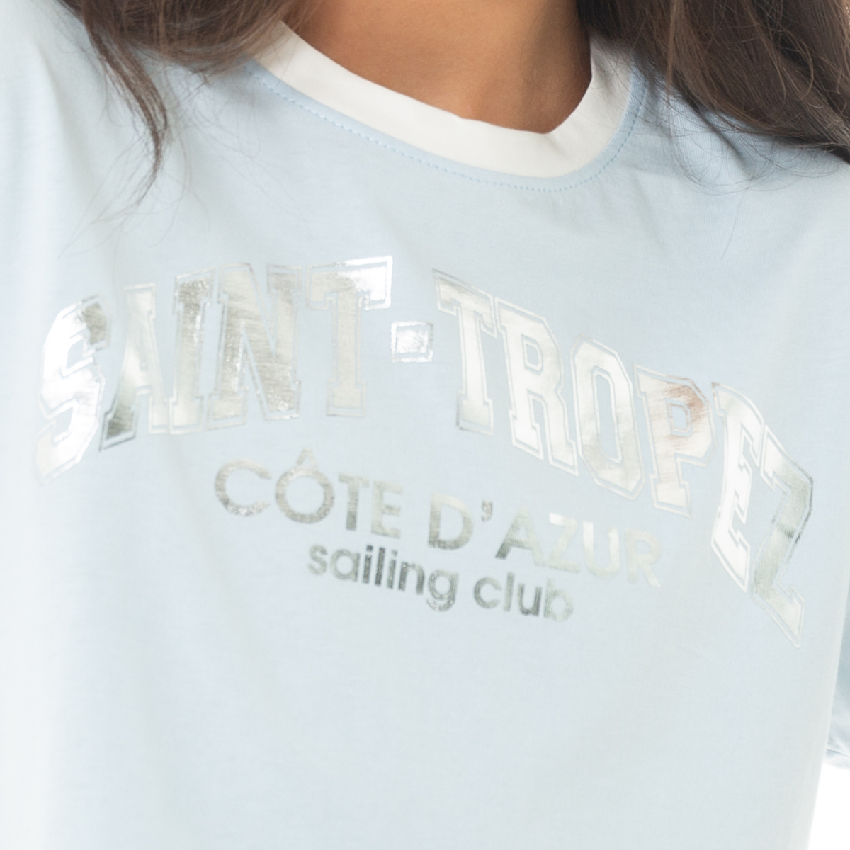 CAMISETA CROP PARA NIÑAS CON DISEÑO ESTAMPADO