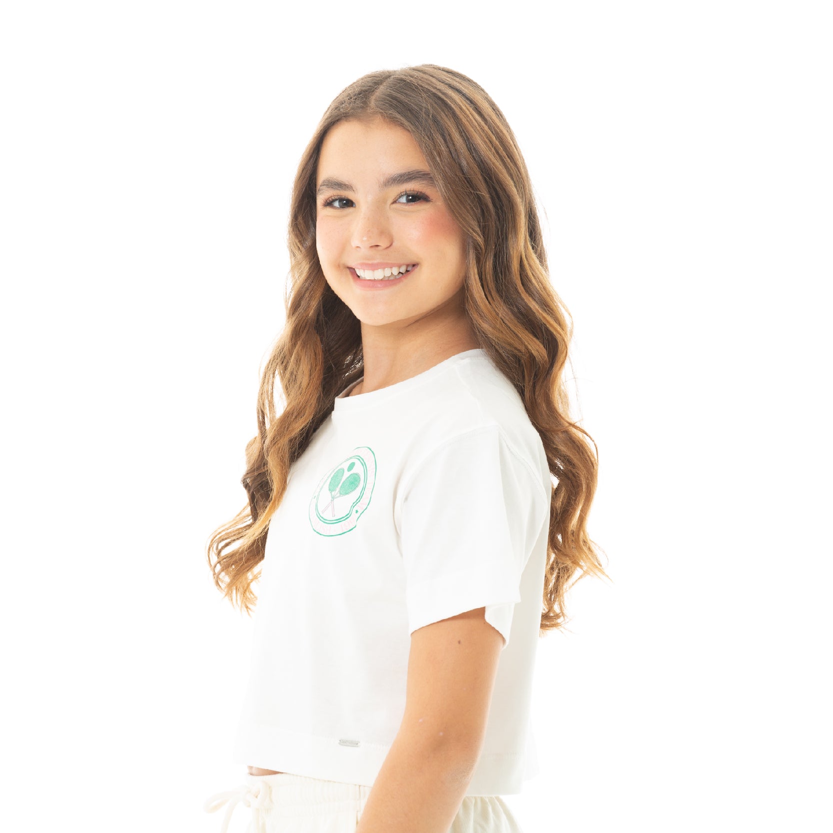 CAMISETA CROP PARA NIÑA CON DISEÑO ESTAMPADO -  BLANCA