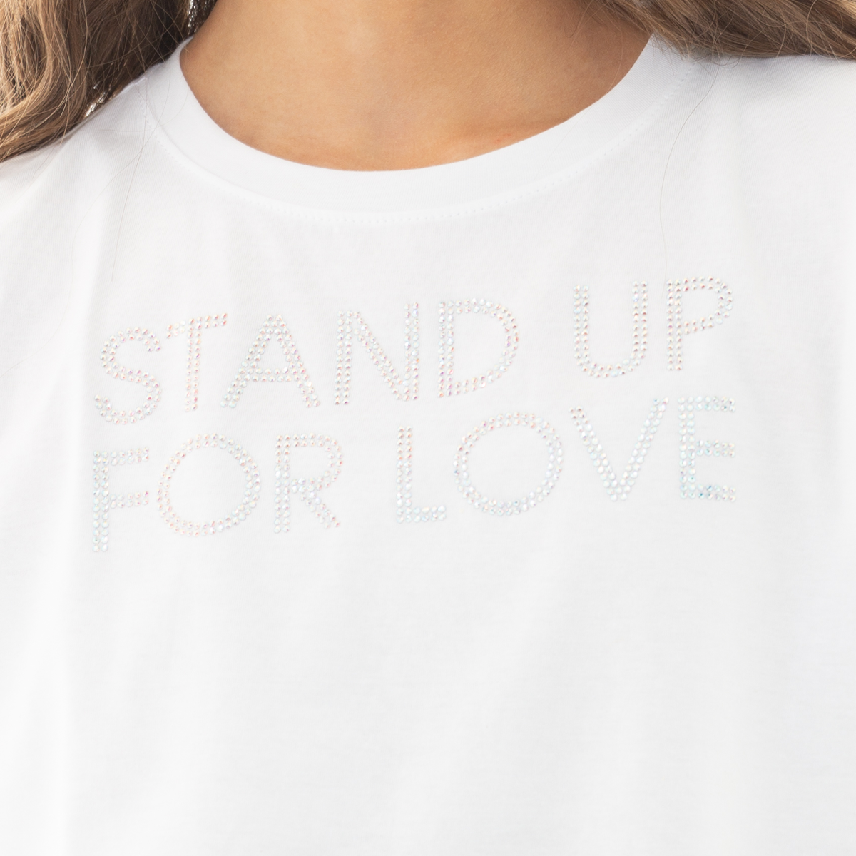CAMISETA PARA NIÑA CON ESTAMPADO DE PIEDRERIA
